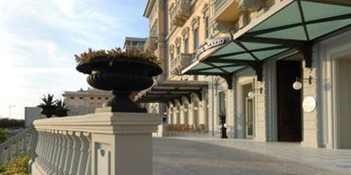 Забронировать NH Livorno Grand Hotel Palazzo
