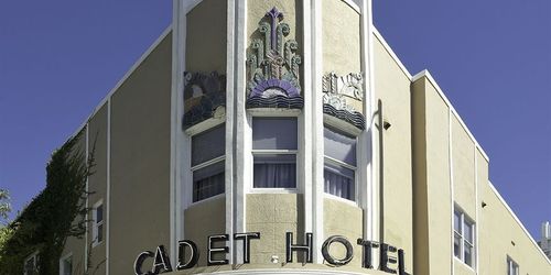 Забронировать Cadet Hotel