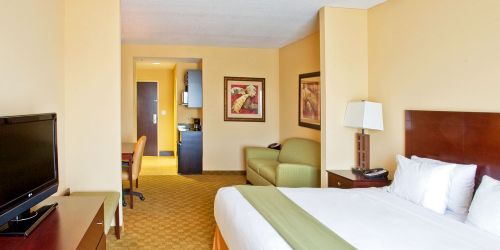 Забронировать Holiday Inn Express Hotel & Suites Tampa -USF-Busch Gardens