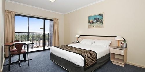 Забронировать Comfort Hotel Adelaide Riviera