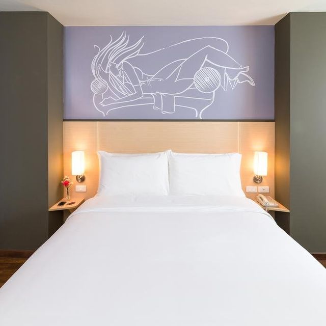 ไอบิสเวียนเทียเนนัมพูโฮเต็ล (Ibis Vientiane Nam Phu Hotel)