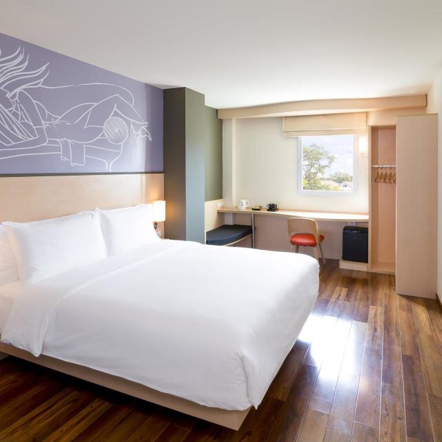 ไอบิสเวียนเทียเนนัมพูโฮเต็ล (Ibis Vientiane Nam Phu Hotel)