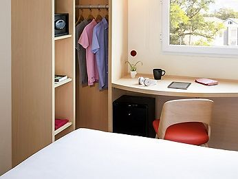 ไอบิสเวียนเทียเนนัมพูโฮเต็ล (Ibis Vientiane Nam Phu Hotel)