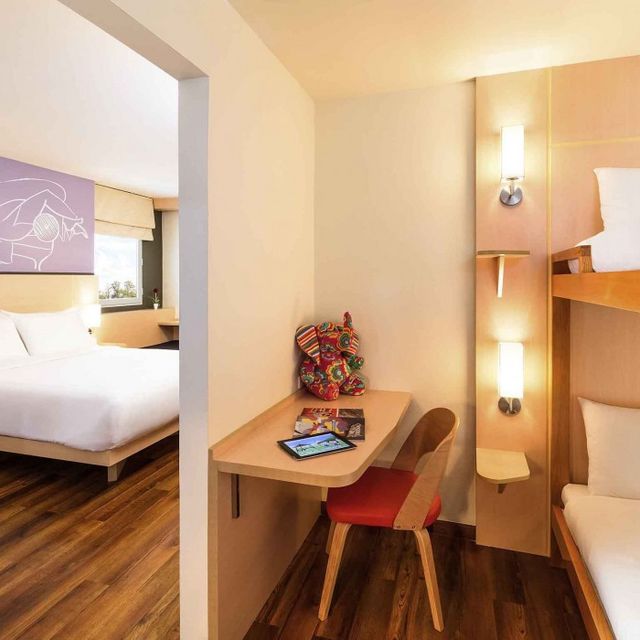 ไอบิสเวียนเทียเนนัมพูโฮเต็ล (Ibis Vientiane Nam Phu Hotel)