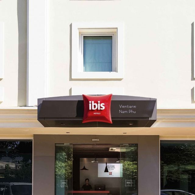 ไอบิสเวียนเทียเนนัมพูโฮเต็ล (Ibis Vientiane Nam Phu Hotel)