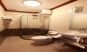 โรงแรมมโนรม บูทีค (Manorom Boutique Hotel)
