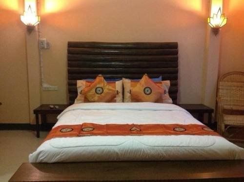 เรือนแก้วรีสอร์ท (Ruen Kaew Resort)