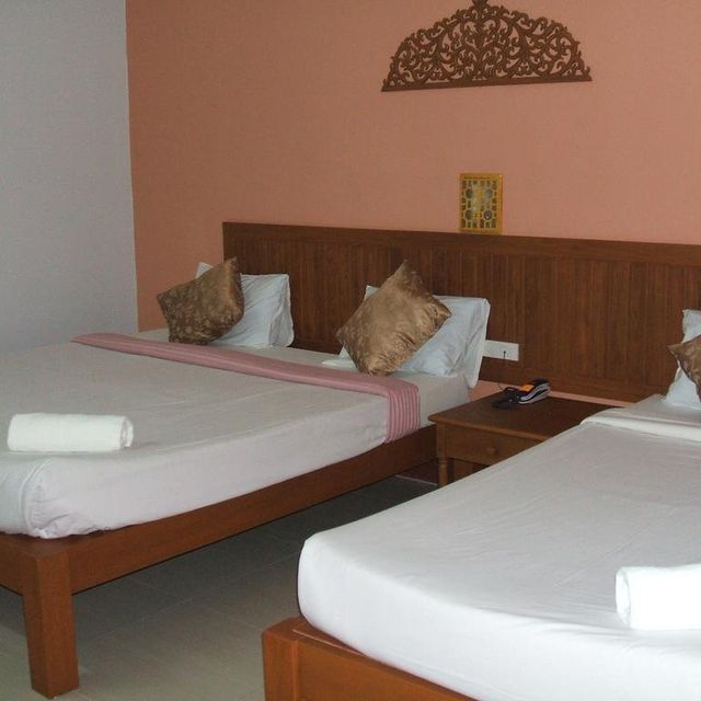 โรงแรมบุษน้ำทอง (Butnamtong Hotel)