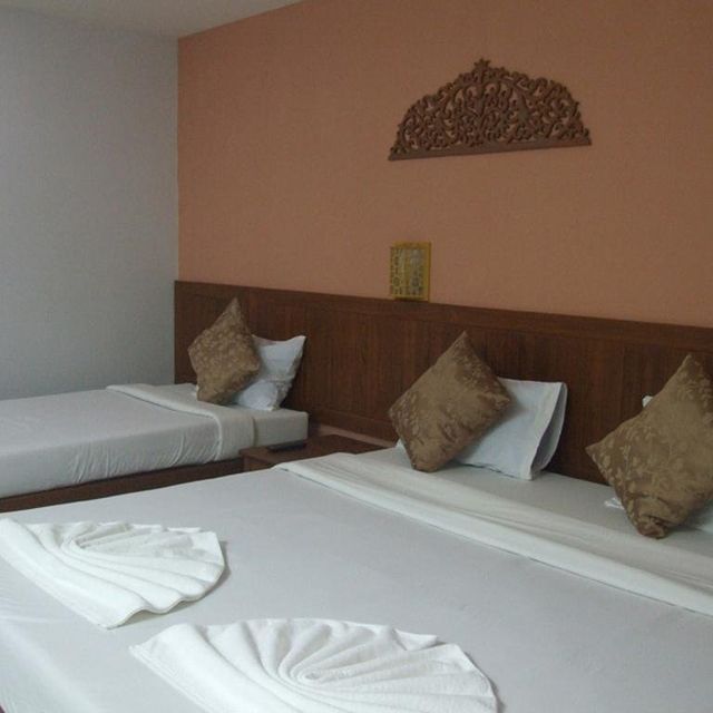 โรงแรมบุษน้ำทอง (Butnamtong Hotel)