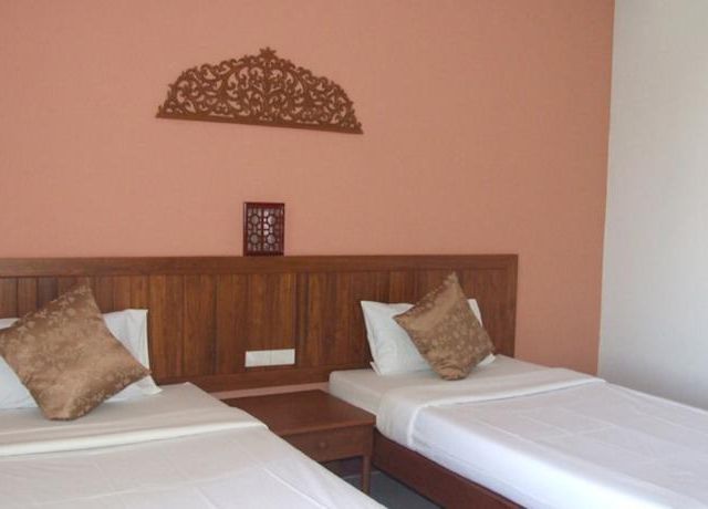 โรงแรมบุษน้ำทอง (Butnamtong Hotel)