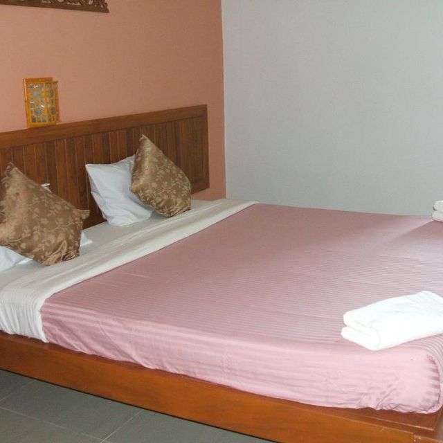 โรงแรมบุษน้ำทอง (Butnamtong Hotel)