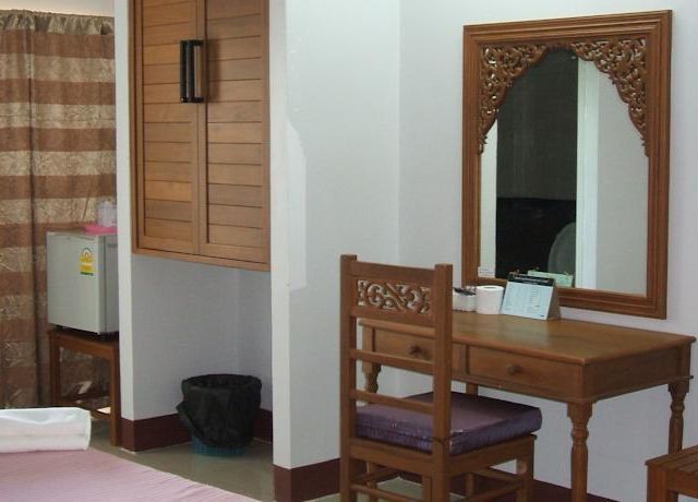 โรงแรมบุษน้ำทอง (Butnamtong Hotel)
