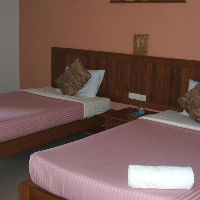 โรงแรมบุษน้ำทอง (Butnamtong Hotel)