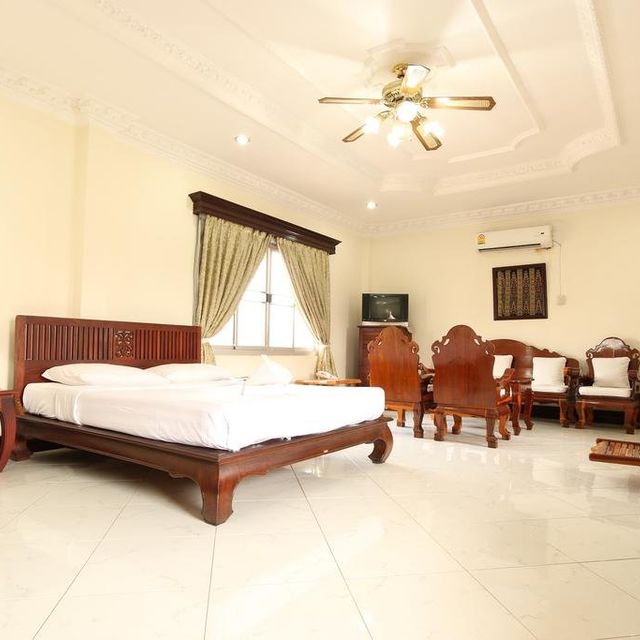 อรุณ เรซิเด้นซ์  โฮเต็ล (Aroon Residence Hotel)