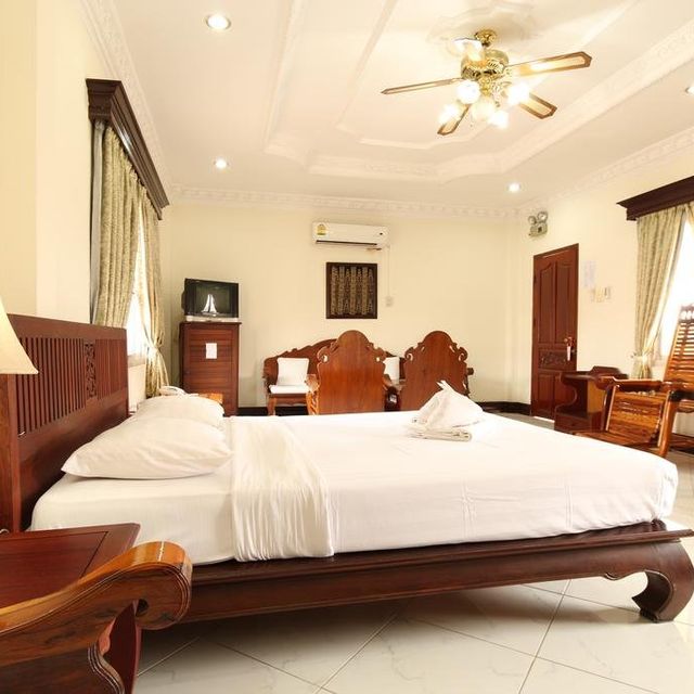อรุณ เรซิเด้นซ์  โฮเต็ล (Aroon Residence Hotel)