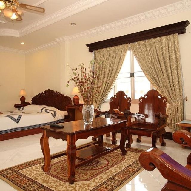 อรุณ เรซิเด้นซ์  โฮเต็ล (Aroon Residence Hotel)