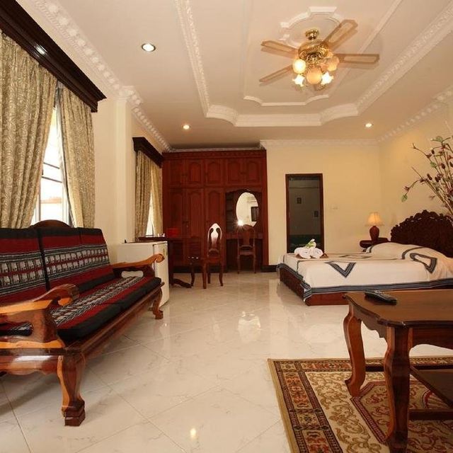 อรุณ เรซิเด้นซ์  โฮเต็ล (Aroon Residence Hotel)