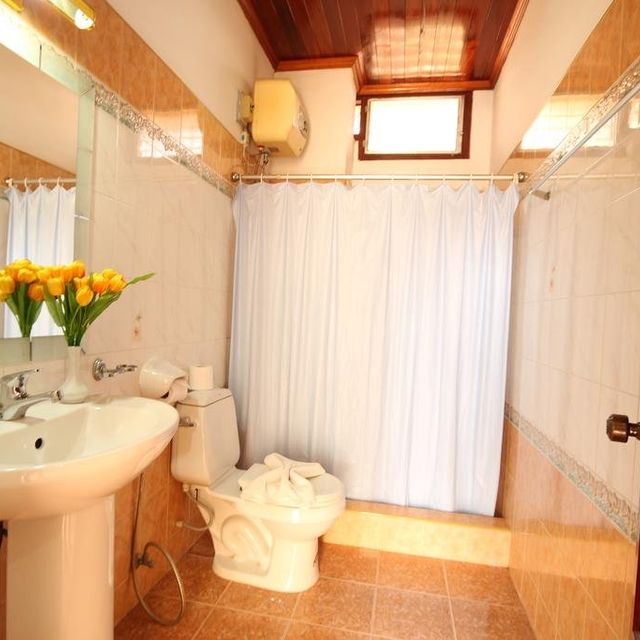 อรุณ เรซิเด้นซ์  โฮเต็ล (Aroon Residence Hotel)